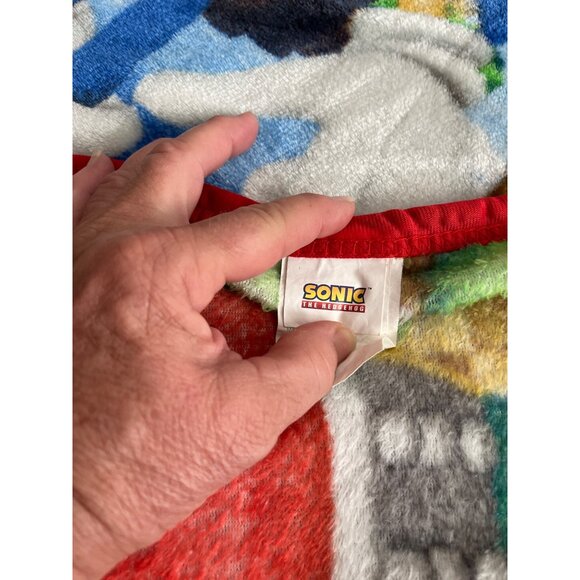 Sonic the Hedgehog red trimmed throw blanket with characters - Picture 3 of 7